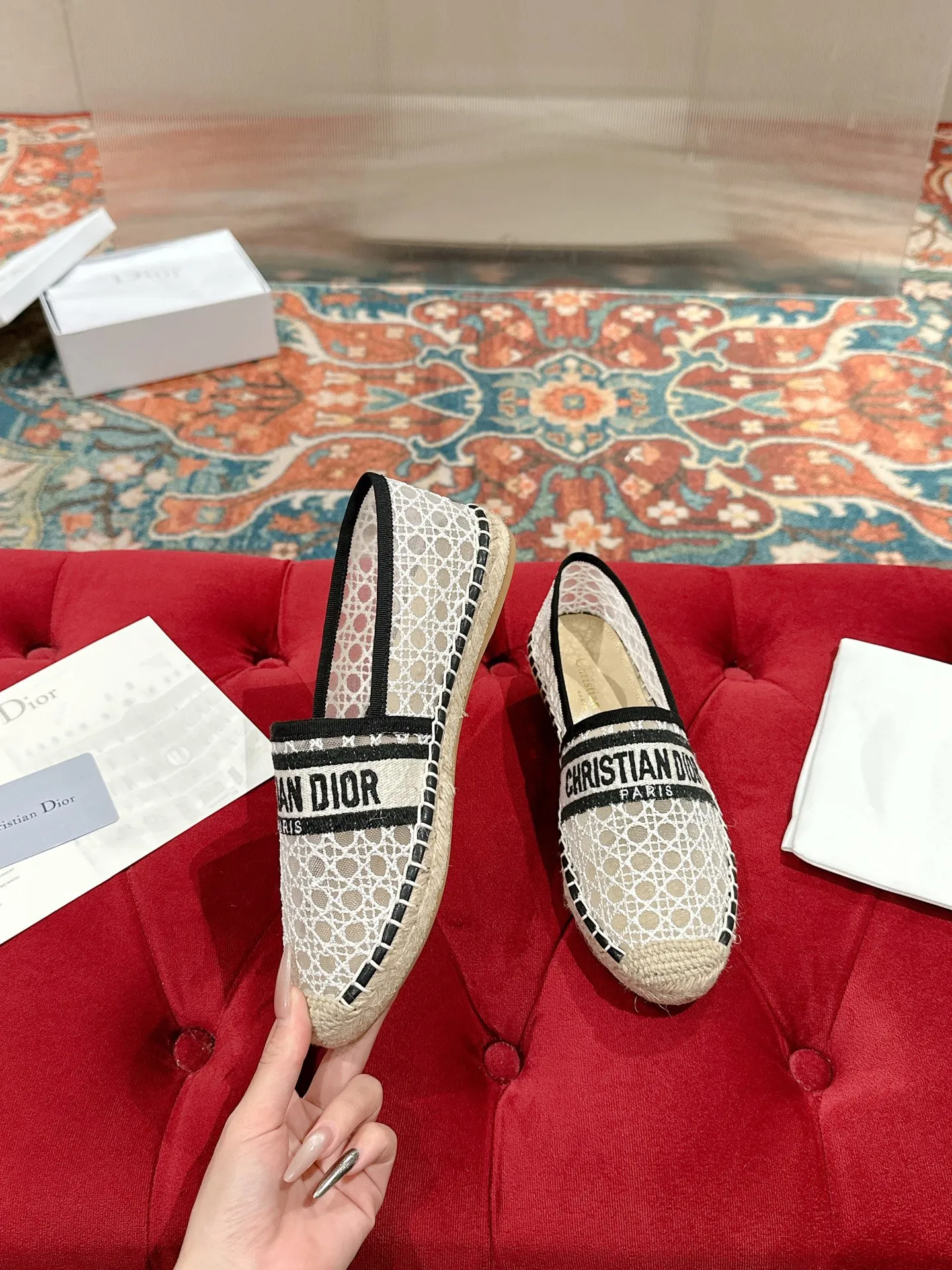 👟👟Ex-factory price 440👟👟 Dior DIOR's new popular early spring fisherman shoes 🆕 Simple, elegant and fashionable, timeless and timeless, it is a classic that will never fade away in the fashion circle, retro fisherman shoes. Original hand-woven surface, electric embroidery technology! Specific cloth surface and rubber outsole. Code number: 35-39 (40.41 customized, non-refundable)